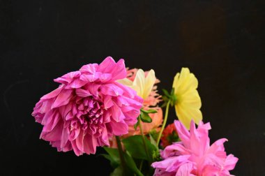 Buketteki güzel çiçekler, yakın çekim. 