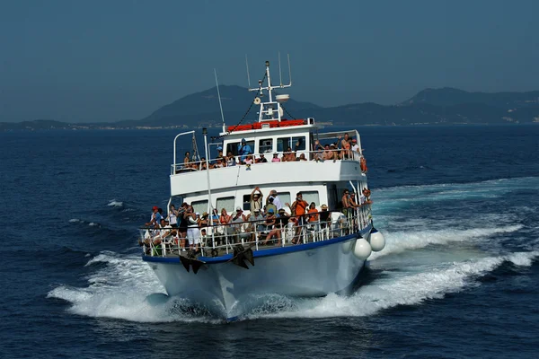 turistlerle dolu bir teknenin ön görünüm