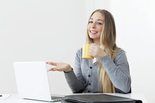 Femme d'affaires assise à un ordinateur de bureau — Photo