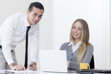 Dizüstü bilgisayarda çalışan iş adamları