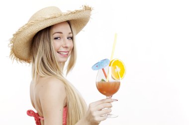 güzel sarışın kız bikini yaz aylarında poz,