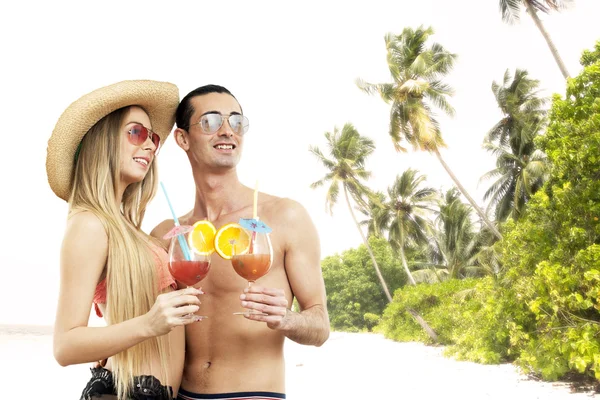 Portrait of couple with cocktails, on the beach — Stock Photo, Image