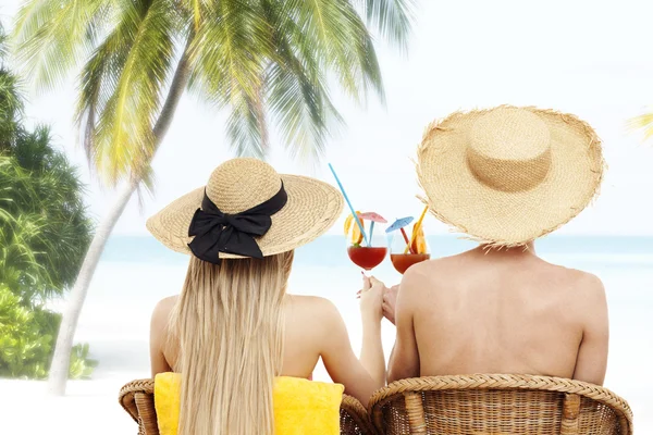 Retrato de pareja con cócteles, frente a la playa — Foto de Stock