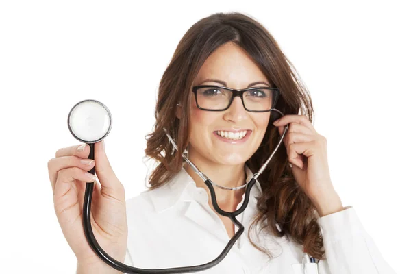 Leende läkare kvinna med stetoskop. — Stockfoto