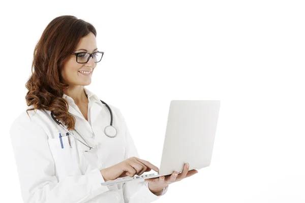 Médico mulher com estetoscópio e laptop pc — Fotografia de Stock