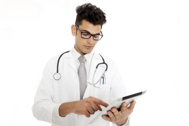tıbbi doktor stetoskop ve tablet ile 