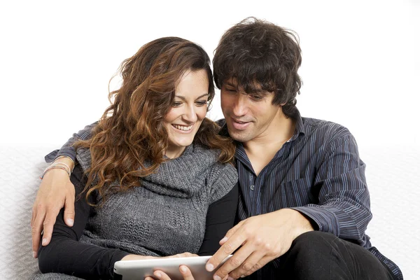 En pareja enamorada usando una tableta — Foto de Stock