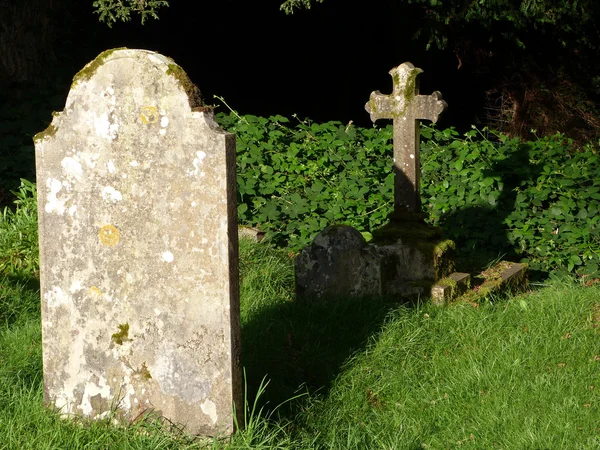 Gravestones em um canto Fotos De Bancos De Imagens