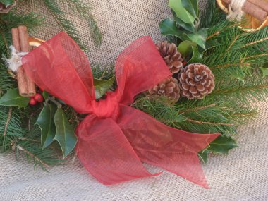 üzerinde Noel çelenk süsleri