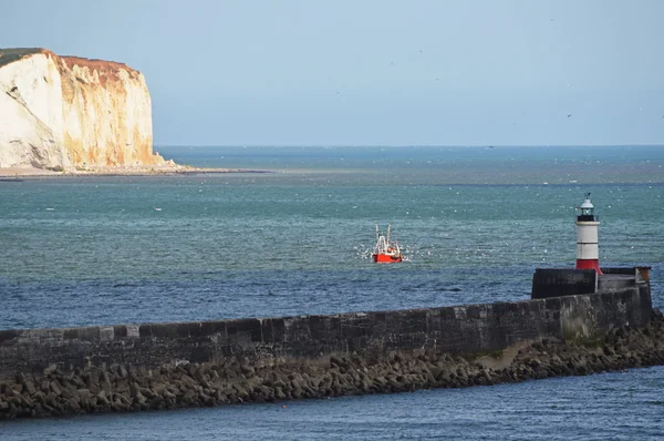 Fishing Boat returning to Newhaven Harbour East Sussex, UK — Stock Photo, Image