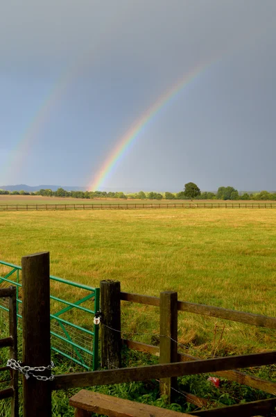 Rainbow in Fields vicino a Edenbridge Kent Regno Unito — Foto Stock