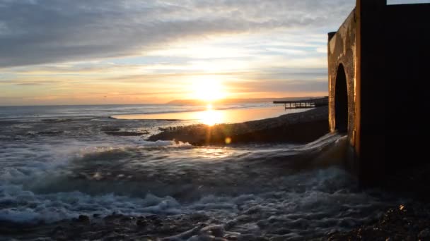 Sturmwasser am Abend am Strand der Normannischen Bucht — Stockvideo