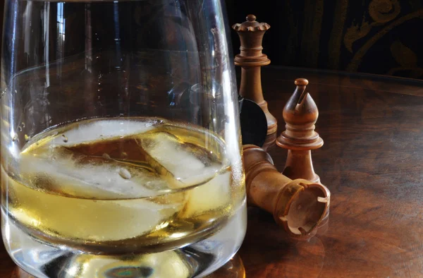 Piezas de ajedrez y vaso de whisky — Zdjęcie stockowe