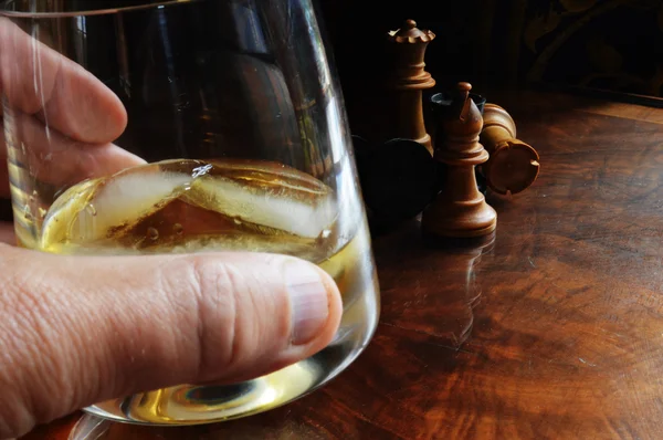 Piezas de ajedrez y vaso de whisky — Zdjęcie stockowe