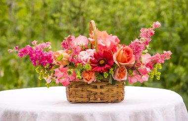 sepet buket gül, gaillardia, tatlı bezelye, llarkspur, b