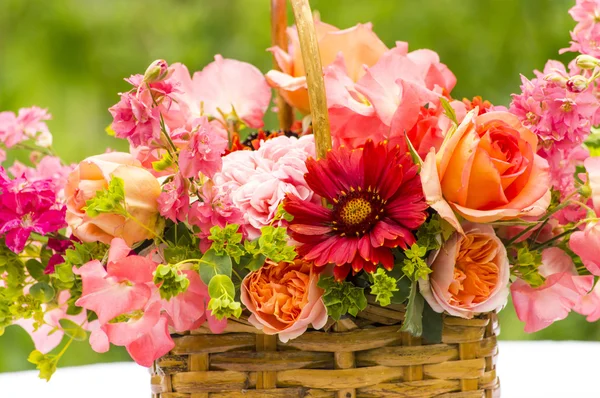 Buquê de cesta com rosas, Gaillardia, ervilhas doces, Llarkspur, B — Fotografia de Stock