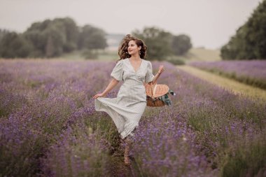 Yaz. Lavanta tarlaları. Lavanta tarlalarında sepetle koşan bir kız. Kırsal alan