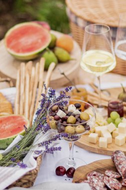 Yaz mevsimi açık diyaframında yiyeceklerin yakın çekimi. Lavanta tarlaları. Kırsal kesimde piknik. Yaz