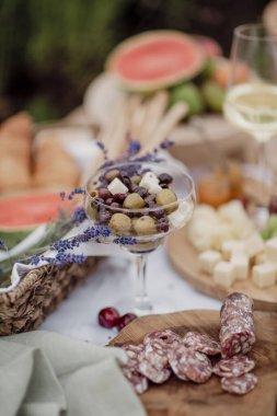 Yaz mevsimi açık diyaframında yiyeceklerin yakın çekimi. Lavanta tarlaları. Kırsal kesimde piknik. Yaz