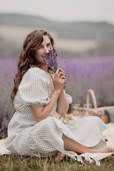 Sommar Lavendelfält Flicka Med Liten Bukett Lavendelblommor Kvinna Njuter Picknick — Stockfoto