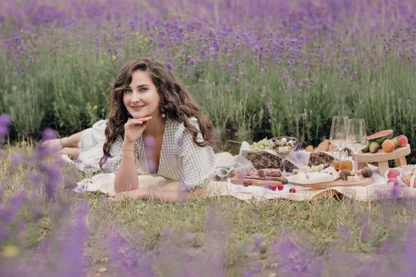 Sommar Lavendelfält Flicka Med Korg Lavendelfält Kvinna Njuter Picknick Naturen — Stockfoto