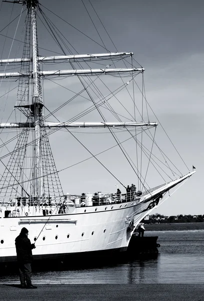 Рыбацкий и парусный корабль — стоковое фото