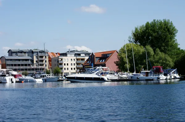 Båt hamn på sjön mueritz — Stockfoto