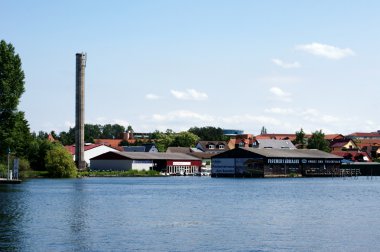 Göl kenarında snack