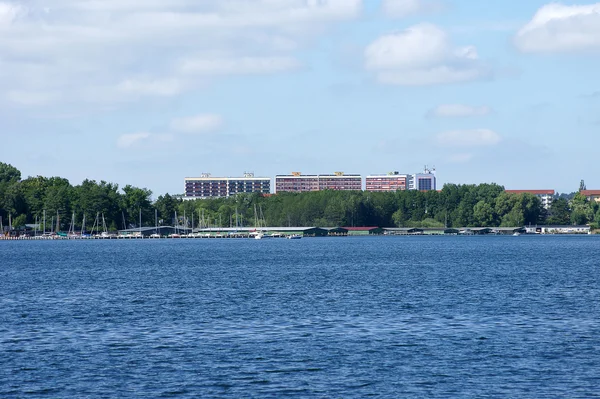 Hoogbouw aan het meer — Stockfoto