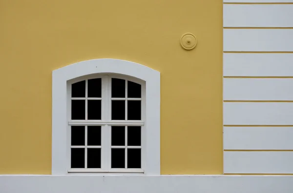 Hus fasad med fönster — Stockfoto