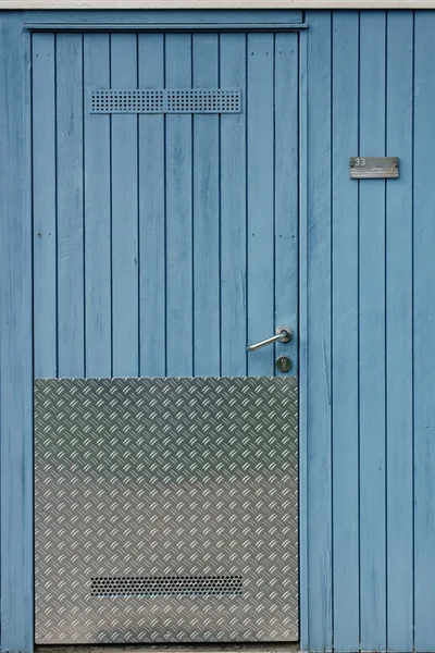 Houten muur met deur — Stockfoto
