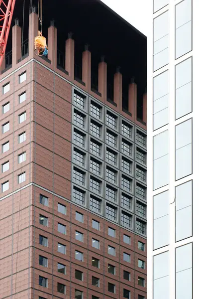 Кран между высокими зданиями — стоковое фото