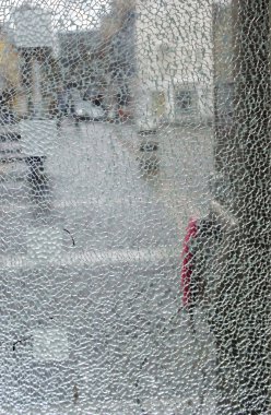 kırık kamu telefon penceresinde