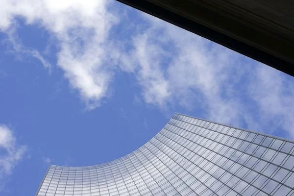 Hoogbouw gebouw hoeken en wolken — Stockfoto