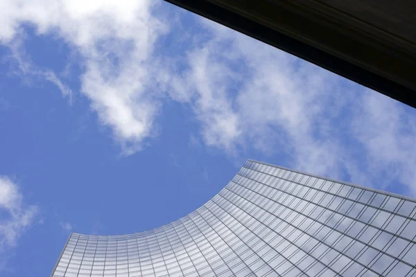 Cantos de edifícios altos e nuvens — Fotografia de Stock