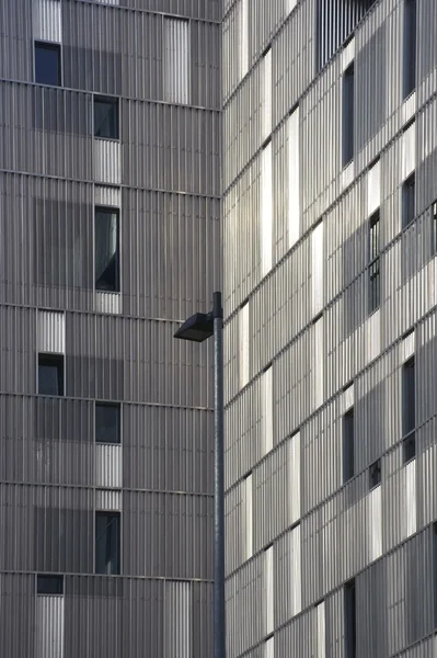 Fachada moderna e lanterna — Fotografia de Stock