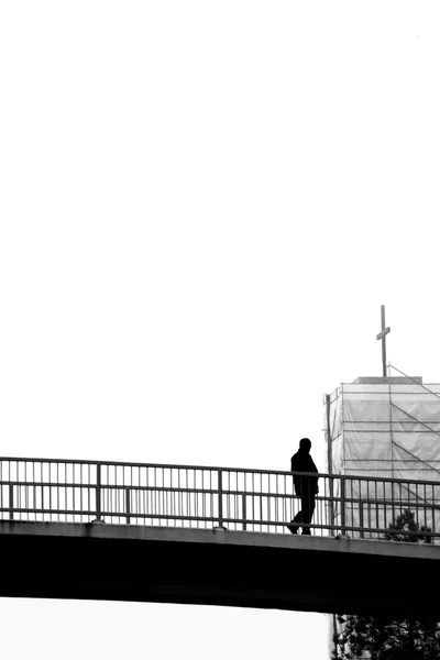 Voetgangersoversteekplaats brug — Stockfoto