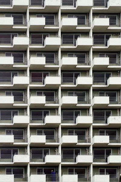 Фасад висотного підйому з будівельником — стокове фото