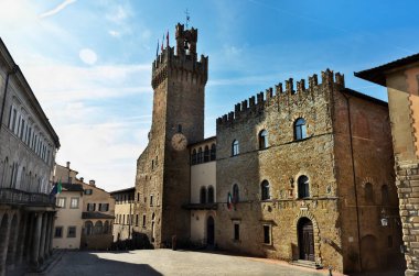 Arezzo, İtalya, Palazzo dei Priori 'nin ortaçağ kulesi olan belediye binasındaki koltuğu 