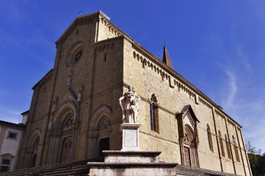 Arezzo Katedrali SS. Donato ve Pietro 'nun dış tarafında Ferdinando I' in mermer heykeli var. 