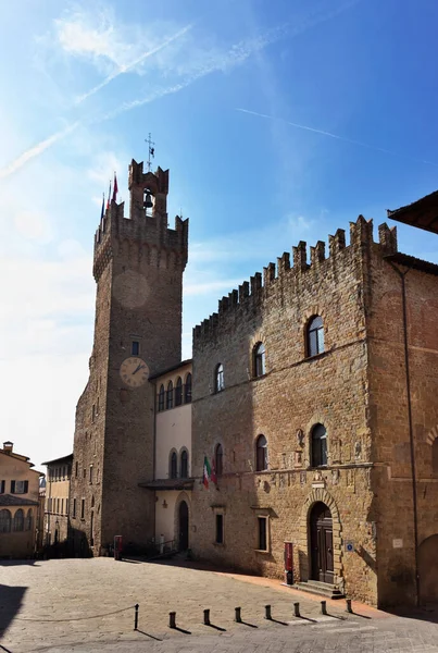 中世の塔を持つ市庁舎のアレッツォ イタリア パラッツォ プリオリ席 — ストック写真