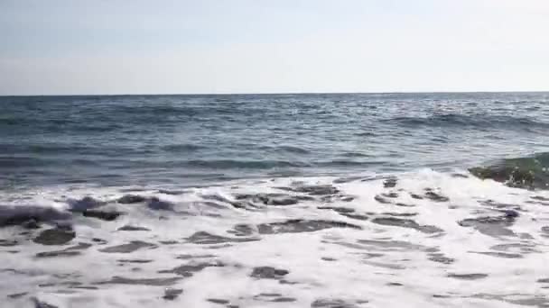 Ondas do mar e mar calmo. — Vídeo de Stock