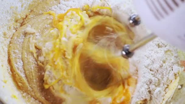 Ανακατεύοντας ζύμη κέικ με ένα σύρμα mov — Αρχείο Βίντεο