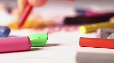 Renkli pastel boya kalemleriyle çiziyorum.