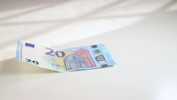 Zet eurobankbiljetten op witte tafel.mov — Stockvideo