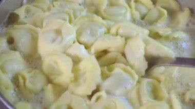 Sıcak suda tortellini pişiriyorum.