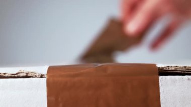 Bandı kaldıran beyaz paketi aç.