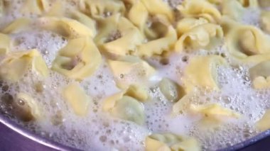 Tortellini sıcak suda kaynıyor.