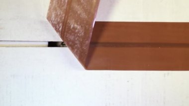 Beyaz kutunun açılması bandı kaldırıyor.