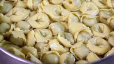 Tortellini.mov 'u karıştırmak için kaşık kullanmak.